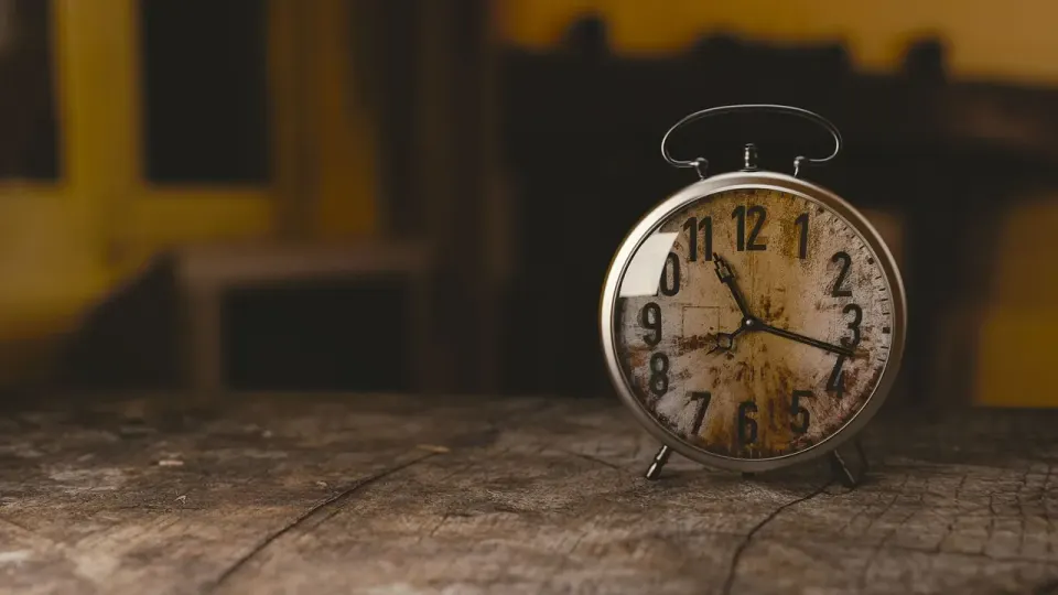 An alarm clock showing the time, a reminder that update drain tends to fade within a few days