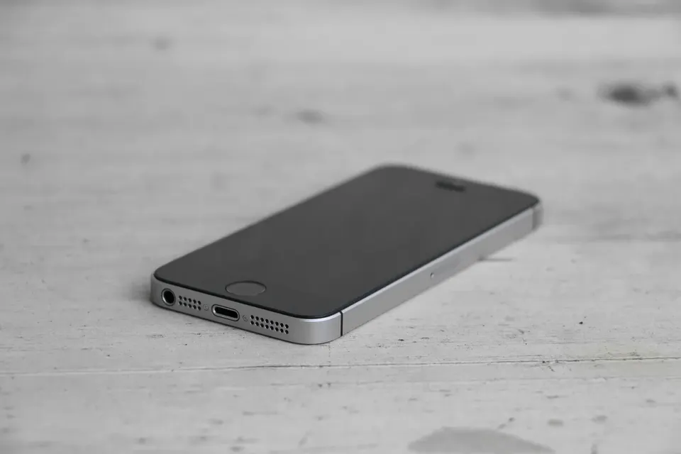 iphone, iphone se, phone, smartphone